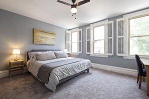 2 makuuhuonetta, työpöytä, silitysrauta/-lauta, ilmainen Wi-Fi