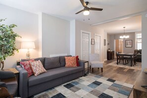 Smart TV - NFL Draft Stay |2 BR | South Side Home | Sleeps 6 (Pittsburgh)