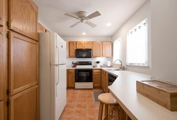 Jääkaappi, mikroaaltouuni, uuni, liesi