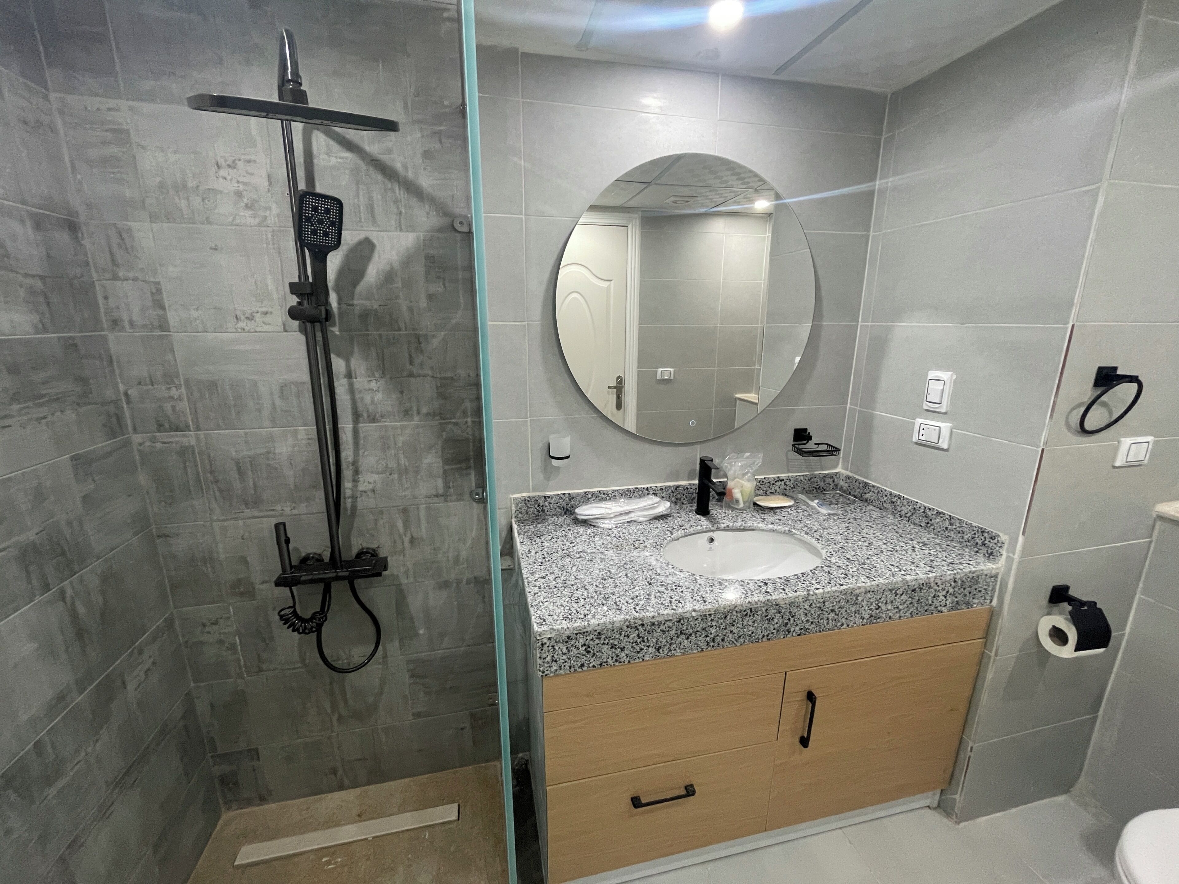 Badewanne und Dusche (separat), Regendusche, kostenlose Toilettenartikel