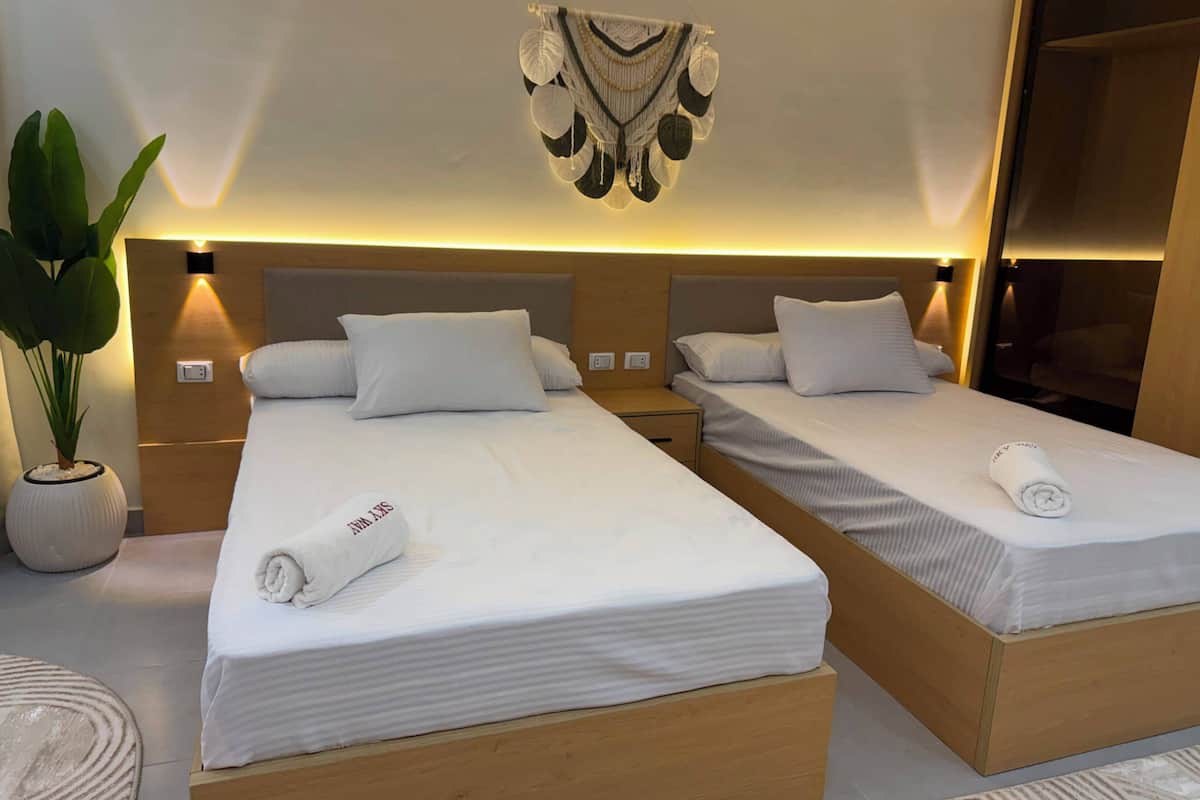 Egyptian cotton sheets, premium bedding, pillowtop beds, desk