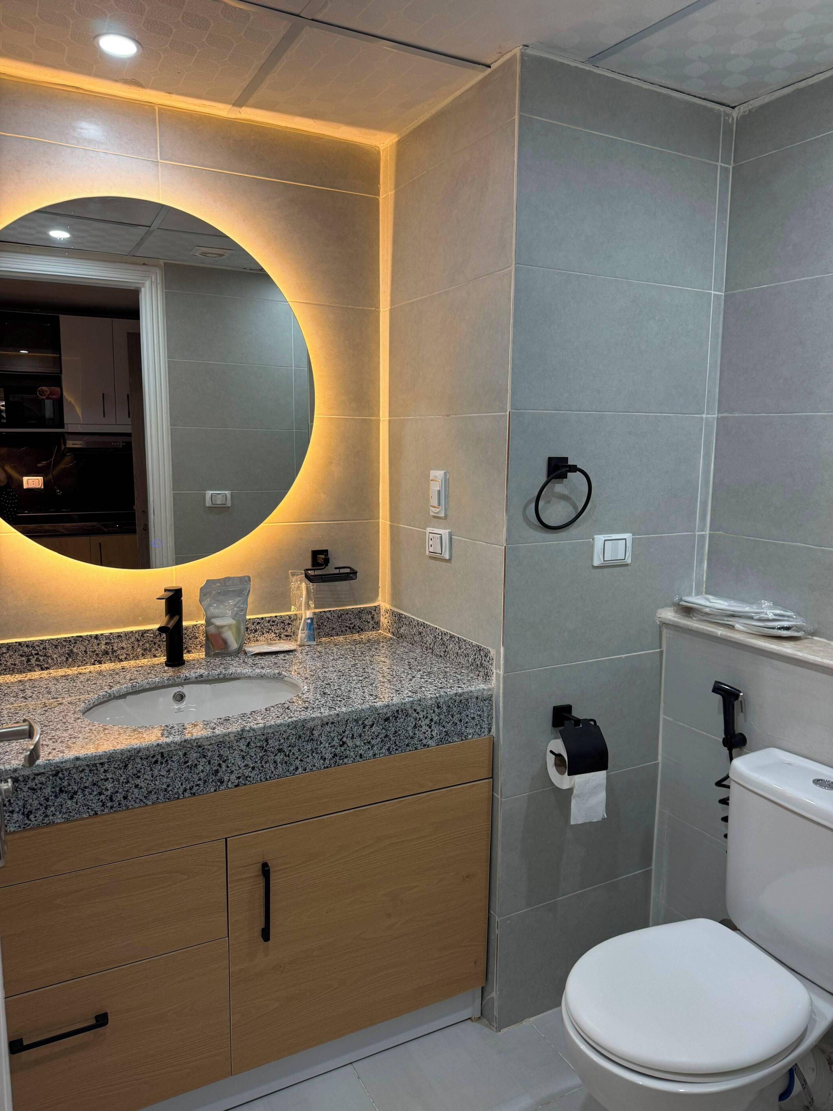 Badewanne und Dusche (separat), Regendusche, kostenlose Toilettenartikel