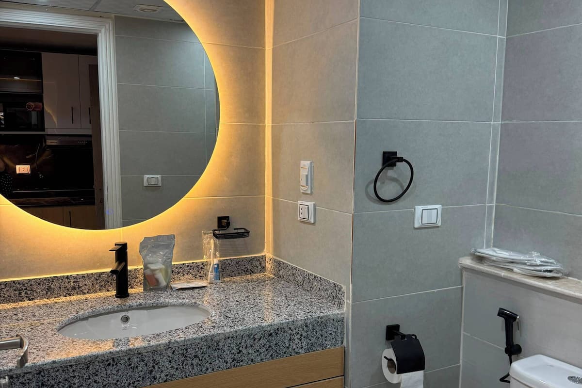 Separate tub and shower, rainfall showerhead, free toiletries