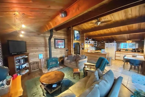 Smart-tv, een open haard, een dvd-speler en boeken