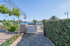Property entrance - Seafront apartments Marija with terrace and mooring (Rogoznica)
