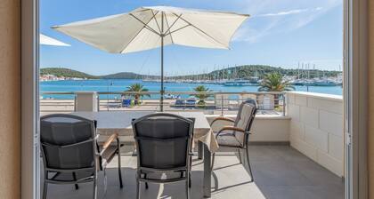 Seafront apartments Marija with terrace and mooring