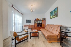 Appartamento, balcone, vista mare | Soggiorno | TV LED 82 pollici con canali satellitari