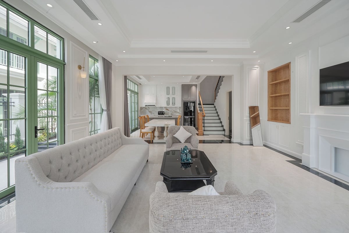 Villa senior, 4 habitaciones, cocina, vista al jardín | Área de sala de estar