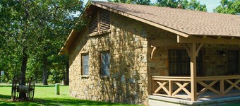 Spacious lodge with 4 bedrooms and WiFi, AC in welcoming Tulsa