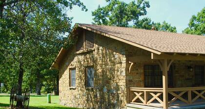 Spacious lodge with 4 bedrooms and WiFi, AC in welcoming Tulsa