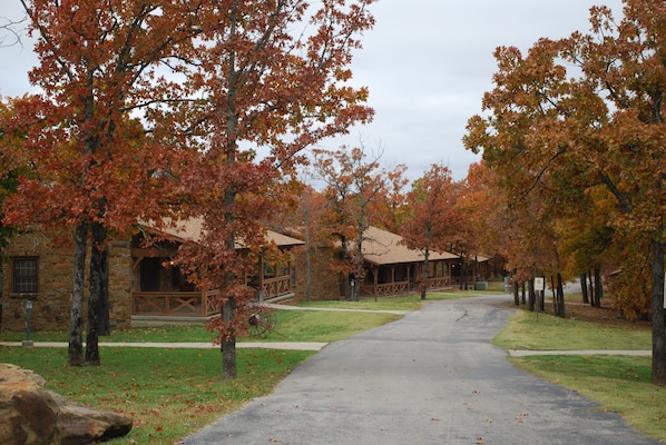 Property grounds - Spacious lodge with 4 bedrooms and WiFi, AC in welcoming Tulsa (Tulsa)
