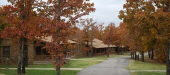 Spacious lodge with 4 bedrooms and WiFi, AC in welcoming Tulsa
