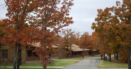 Spacious lodge with 4 bedrooms and WiFi, AC in welcoming Tulsa