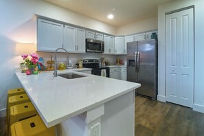 Jääkaappi, mikroaaltouuni, uuni, liesi