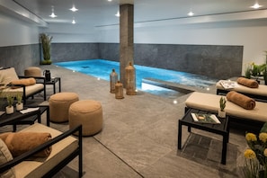 A spa area with a hot tub, seating, and decorative elements. - Wifi, 2nd floor, view mountain/valley/exceptional, sauna, hammam, terrace, tv, 102m², Méribel (Méribel - Les Allues)