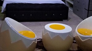 Ein Schlafzimmer mit einem Bett, Nachttischen, einem Kleiderschrank und Vorhängen.