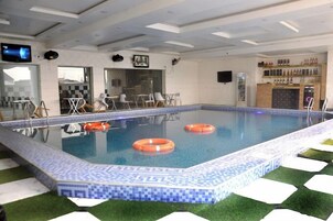Bar en la piscina