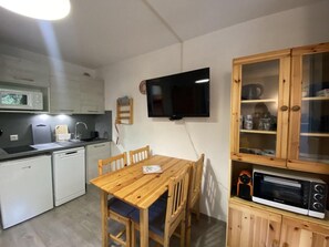 Refrigerador, microondas, lavavajillas y cafetera y tetera 