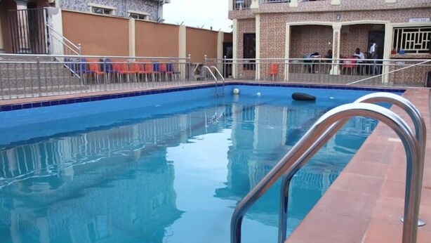 Bar im Pool
