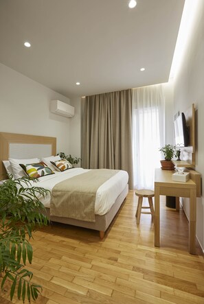 1 habitación, escritorio, tabla de planchar con plancha y wifi 