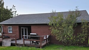 A rustic wooden building with a covered patio area. - Family-Friendly Home in Davis (Davis)