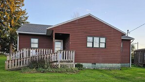A single-story house with a front porch, a mailbox, and a number '657' on the door. - Family-Friendly Home in Davis (Davis)