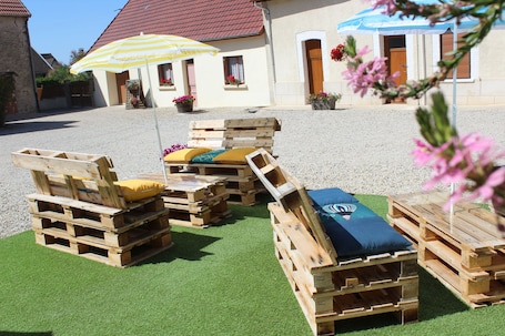 Terrace/patio. Le Domaine de l'étang La Saboterie