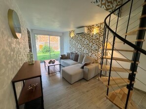 Televisie, videospelletjes, een dvd-speler en tafelvoetbal