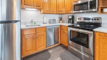 Een koelkast, een magnetron, een oven, een kookplaat