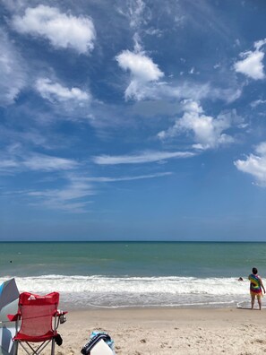 Chaises longues, serviettes de plage