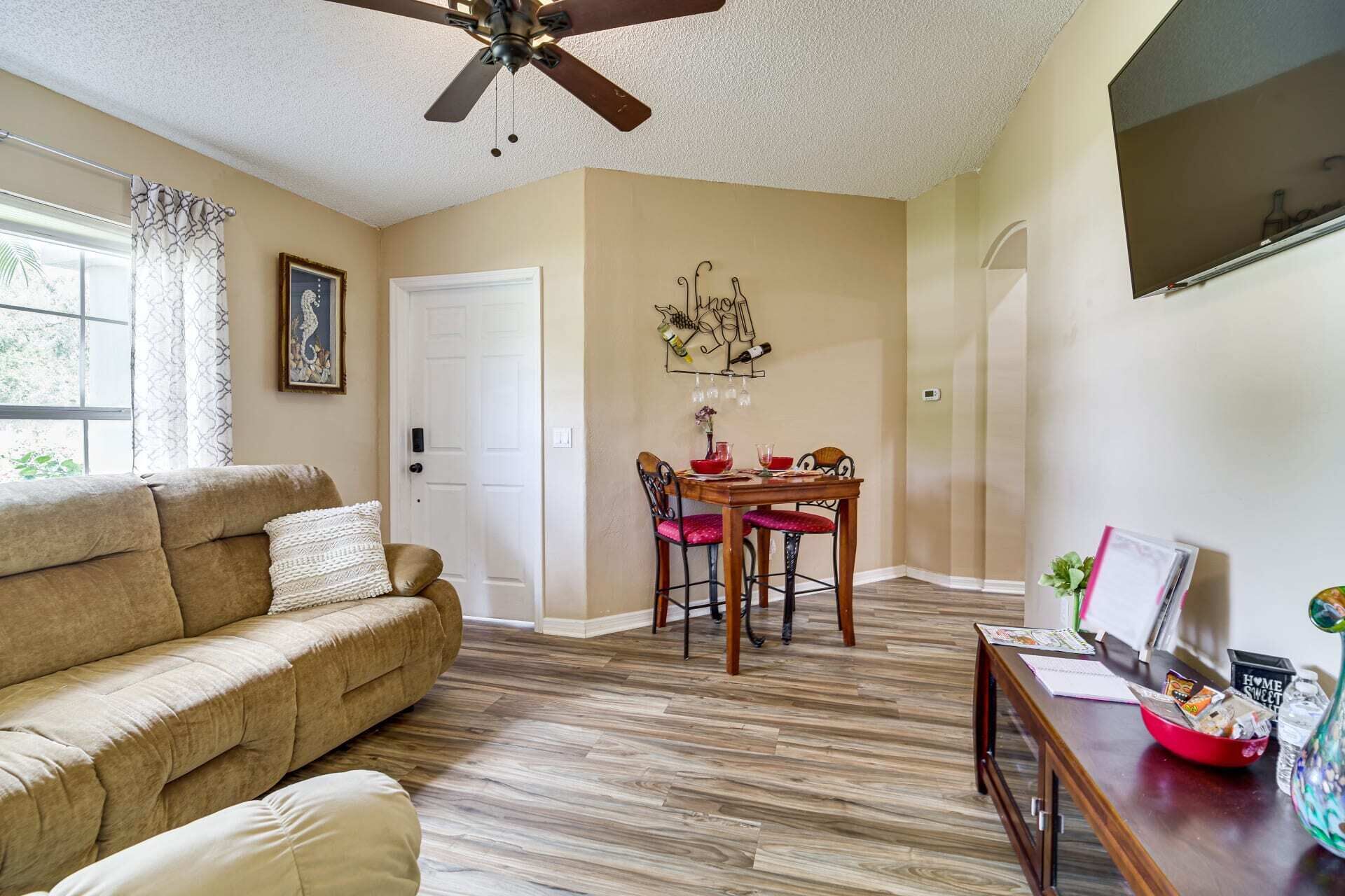 Een smart-tv, een open haard, boeken en een muziekbibliotheek