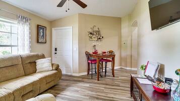 Een smart-tv, een open haard, boeken en een muziekbibliotheek