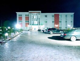 Fachada de la propiedad por la tarde o noche