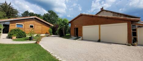 المنشأة من الخارج