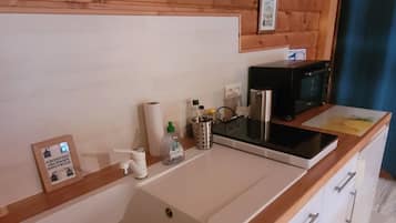 Frigorífic, forn, placa de cuina i cafetera i tetera