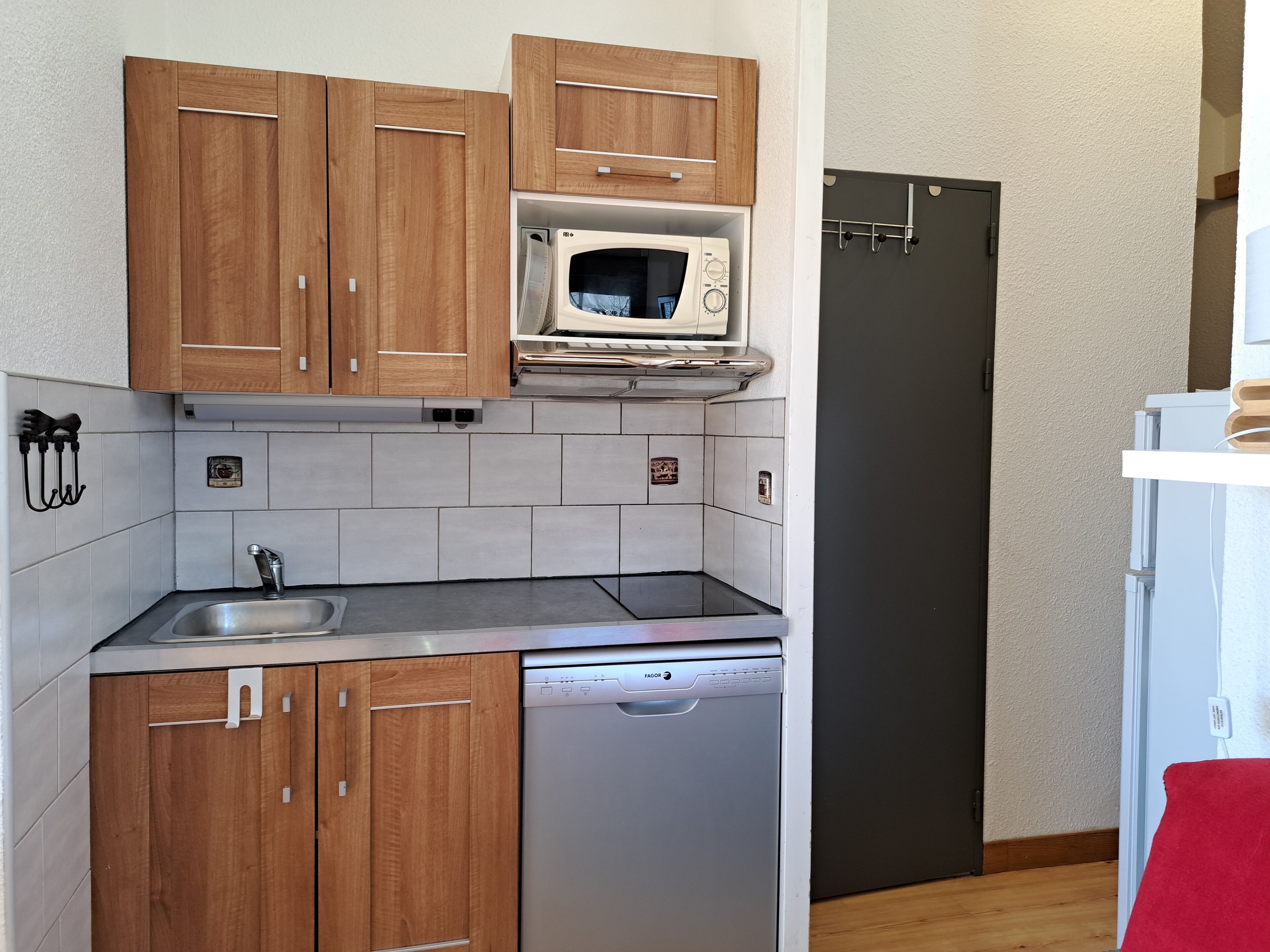 Frigorífico, microondas, horno y placa de cocina