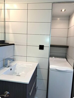 Bruser, hårtørrer, Sæbe, Toiletpapir