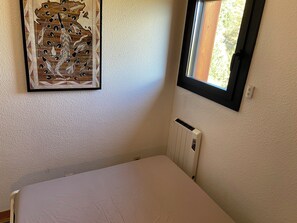 1 sovrum, skrivbord, strykjärn/strykbräda och resesäng