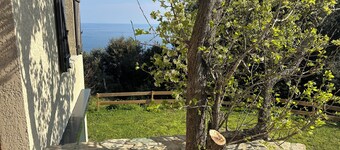 Quiet house with superb sea view