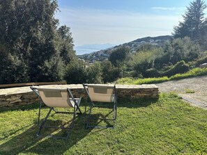 Property grounds - Quiet house with superb sea view (Brando)