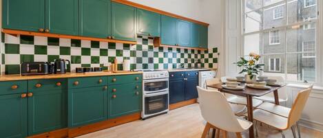 Frigorífic, microones, forn i placa de cuina