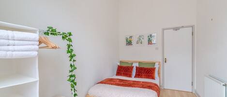 3 室のベッドルーム、アイロン / アイロン台、旅行用ベビーベッド、WiFi (無料)