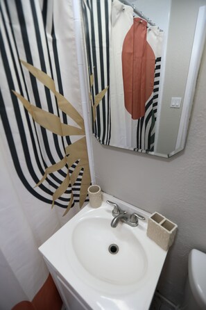 Serviettes fournies, savon, papier toilette