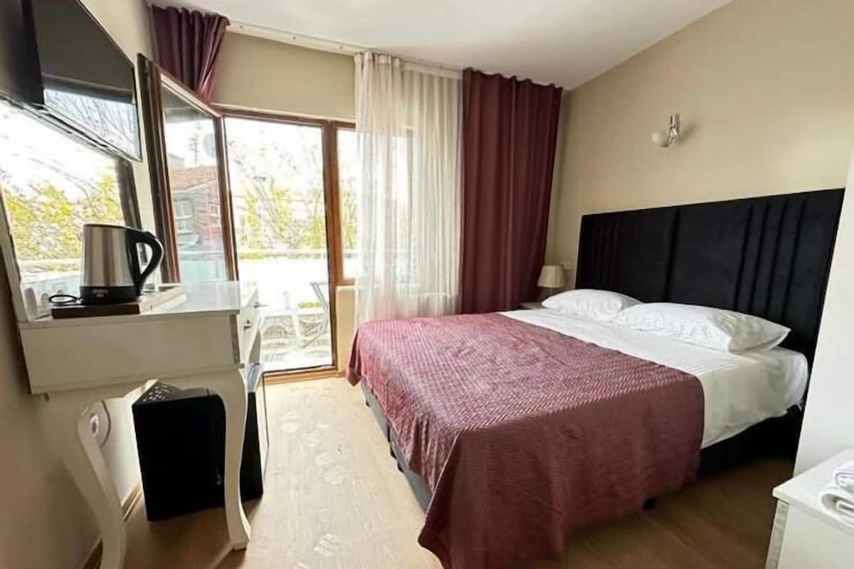 Deluxe Double Room, Balcony | Peti besi dalam bilik, Wi-fi percuma