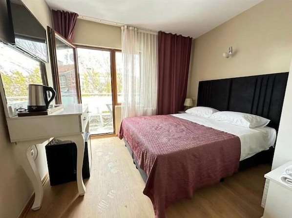 Dobbeltrom – deluxe, balkong | Safe på rommet og wi-fi (inkludert)