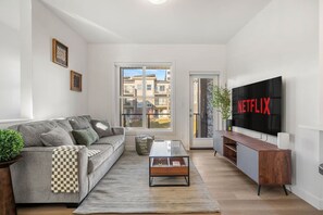 Smart-tv, böcker och kontor