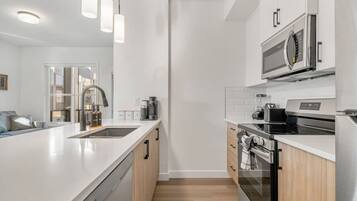 Frigorífico, microondas, horno y placa de cocina