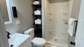 SĂšche-cheveux, serviettes fournies, savon, papier toilette