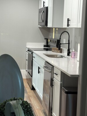 冷蔵庫、電子レンジ、オーブン、コンロ