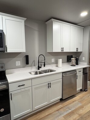 Réfrigérateur, four à micro-ondes, un four, surface de cuisson